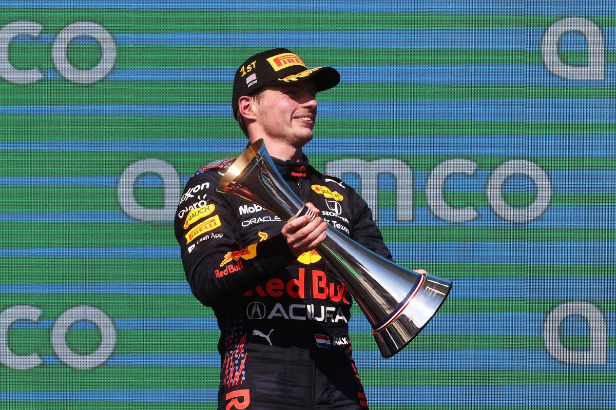 Pelumba Red Bull Racing, Max Verstappen bersama trofi dimenangi di Grand Prix Amerika Syarikat. FOTO AFP 