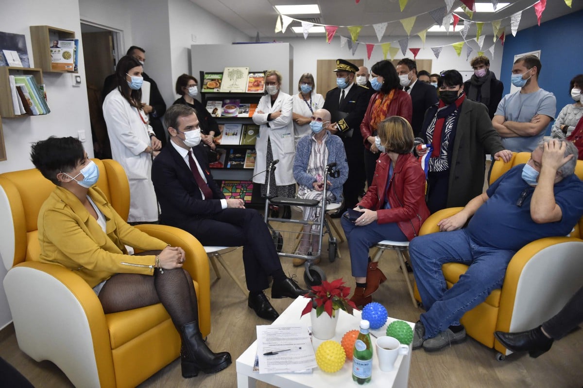 Veran (dua dari kiri duduk)  ketika lawatan ke sebuah hospital swasta di Montredon-des-Corbieres, pada Khamis. FOTO AFP 