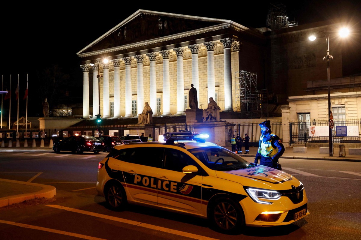 POLIS memantau keadaan pada malam pertama perintah berkurung dan lockdown separa dikuatkuasakan di Paris. FOTO AFP 