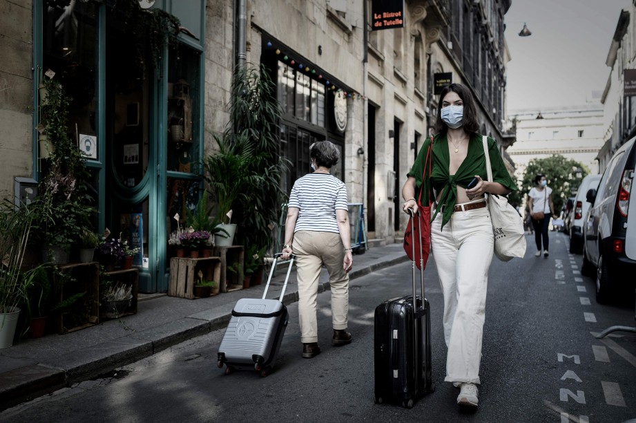 WANITA memakai pelitup muka ketika berjalan di Bordeaux di barat daya Perancis. FOTO AFP 