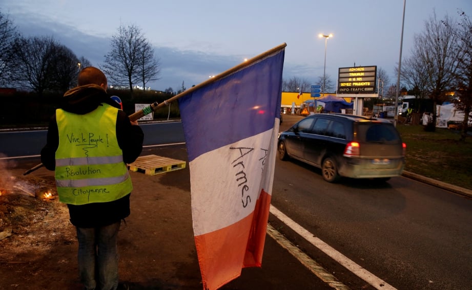 SEORANG penunjuk perasaan memakai jaket kuning bagi membantah kenaikan harga diesel di negara itu. FOTO Reuters