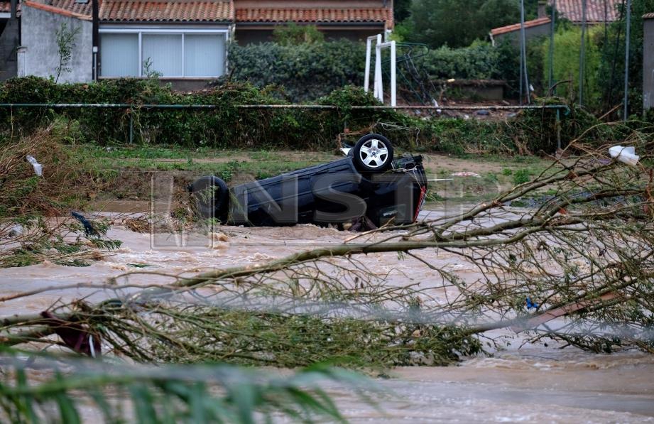 KEROSAKAN beberapa bandar menyebabkan jalan rosak, kenderaan terbalik dan tanah runtuh di Carcassonne. FOTO AFP