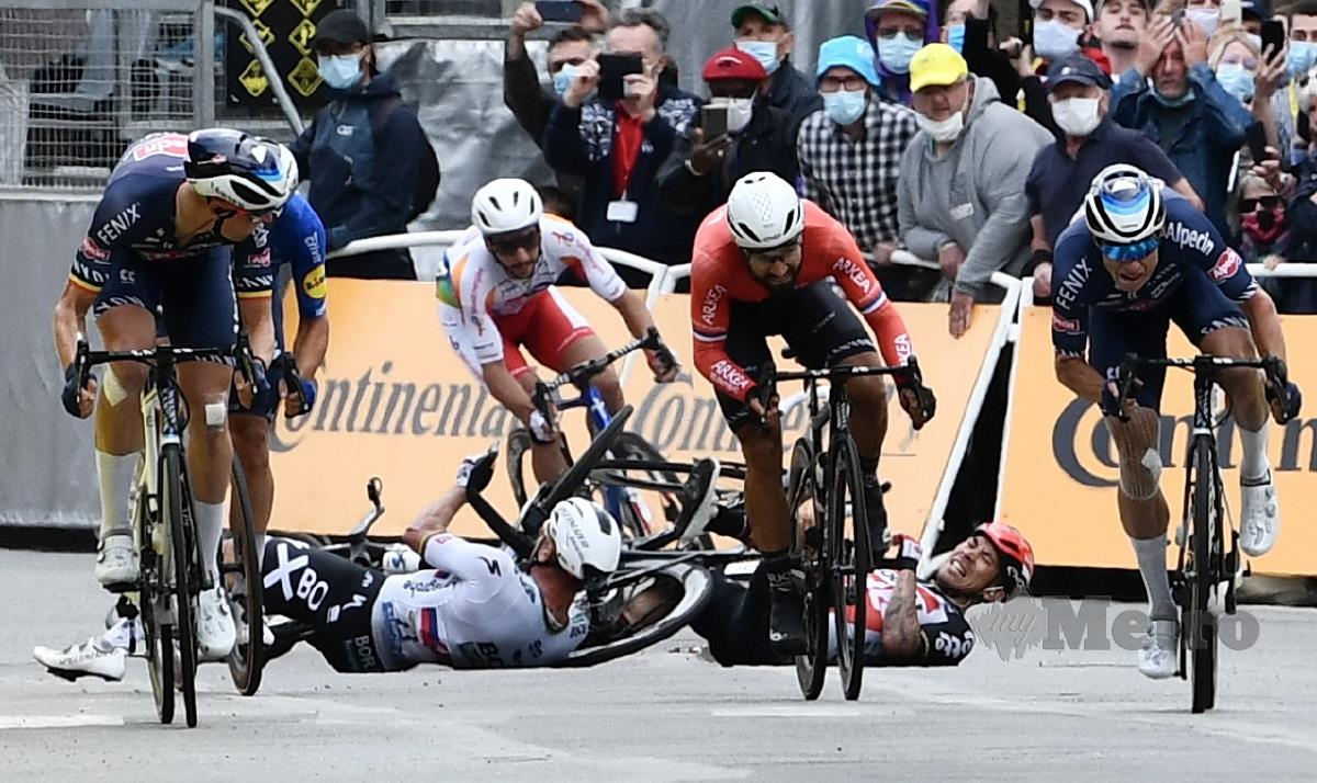 BEBERAPA kemalangan berlaku pada peringkat pertama, kedua dan ketiga perlumbaan Tour de France. FOTO EPA