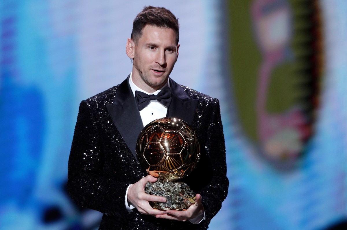 Bintang PSG, Lionel Messi bersama trofi Ballon d'Or. FOTO EPA