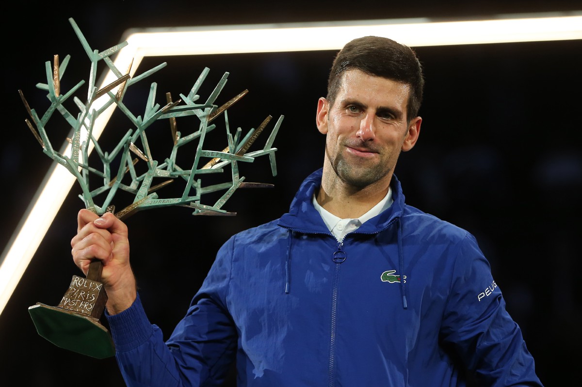 Novak Djokovic bersama trofi dimenangi di kejohanan tenis Paris Masters. FOTO EPA
