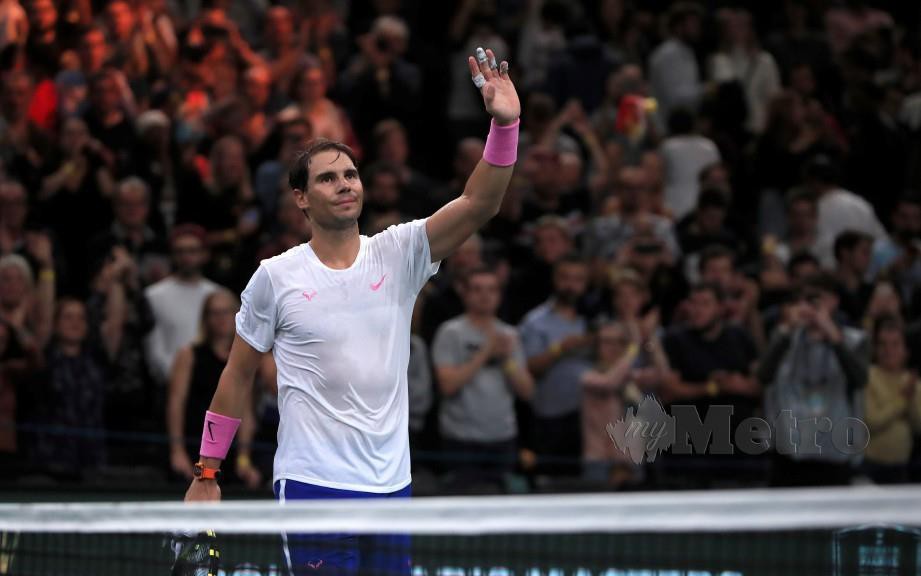 Aksi Rafael Nadal ketika saingan suku akhir Paris Masters. FOTO EPA