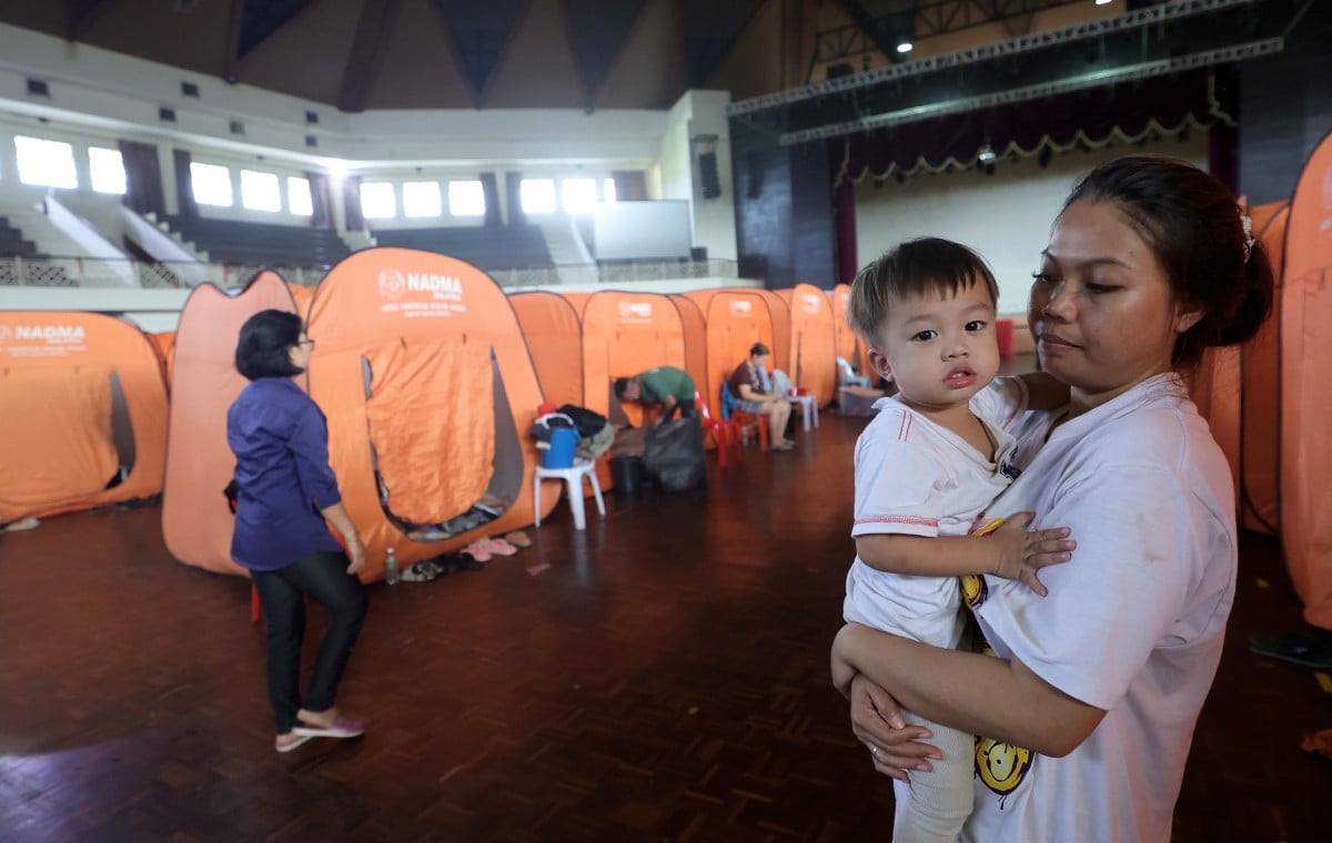SEBAHAGIAN daripada mangsa banjir di tempatkan di Pusat Kebudayaan Penampang. FOTO Bernama 