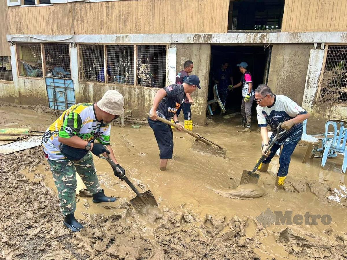 Timbalan Pengerusi Jawatankuasa Bencana Negeri Terengganu, Hanafiah Mat turut serta dalam pasca banjir membersihkan kawasan yang terjejas banjir di Hulu Dungun, Dungun. FOTO ZATUL IFFAH ZOLKIPLY