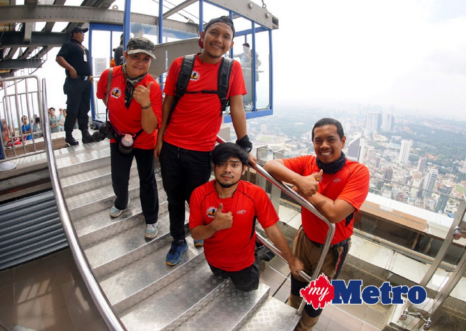 AZZRULKHAN (dua kanan) bersama rakan sepasukan bergambar selepas berjaya menaiki anak tangga menuju ke puncak Menara Kuala Lumpur pagi ini. FOTO Bernama