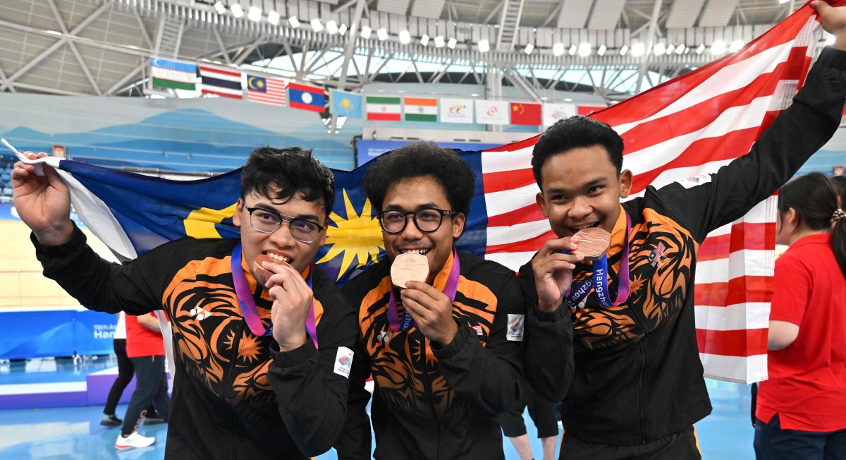 FADHIL (tengah) yakin mereka boleh pecahkan rekod kebangsaan. FOTO AFP