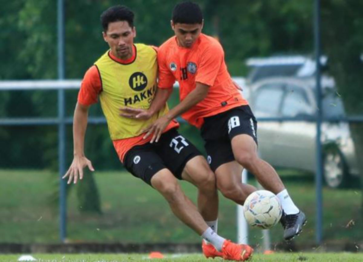 FADHLI (kiri) harap kejayaan lebih baik dicapai pada musim pertama bersama Sri Pahang. FOTO Ihsan Sri Pahang FC
