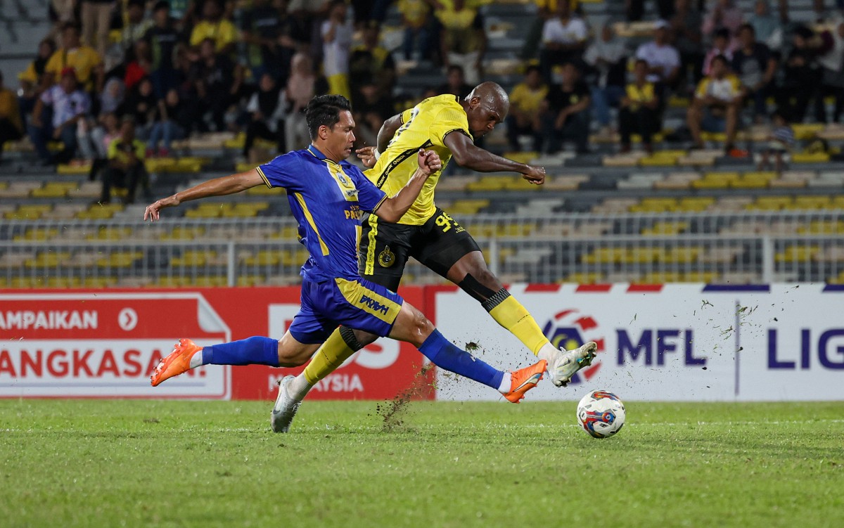 FADHLI Shas (kiri) ketika saingan Piala FA menentang Perak. -FOTO Bernama