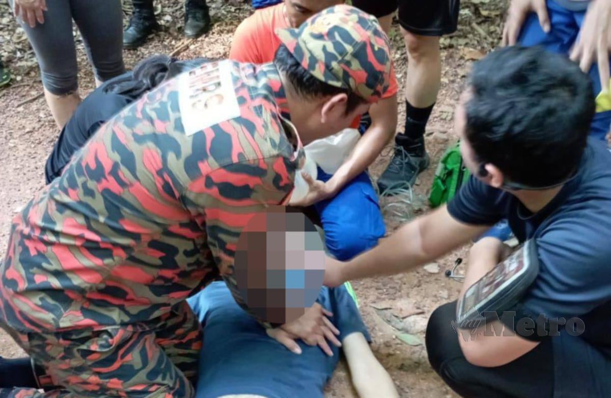 Seorang penyelia kilang percetakan disahkan maut selepas mendaki Gunung Lambak di Kluang Johor. FOTO IHSAN BOMBA