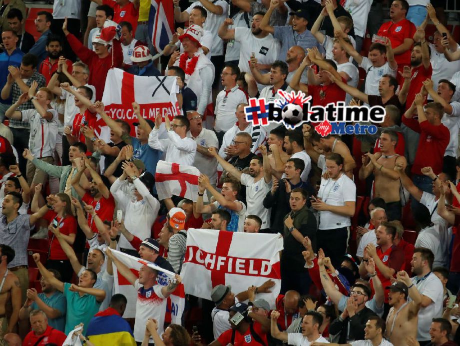 ANTARA penyokong England yang hadir ketika perlawanan England menentang Colombia. Foto REUTERS