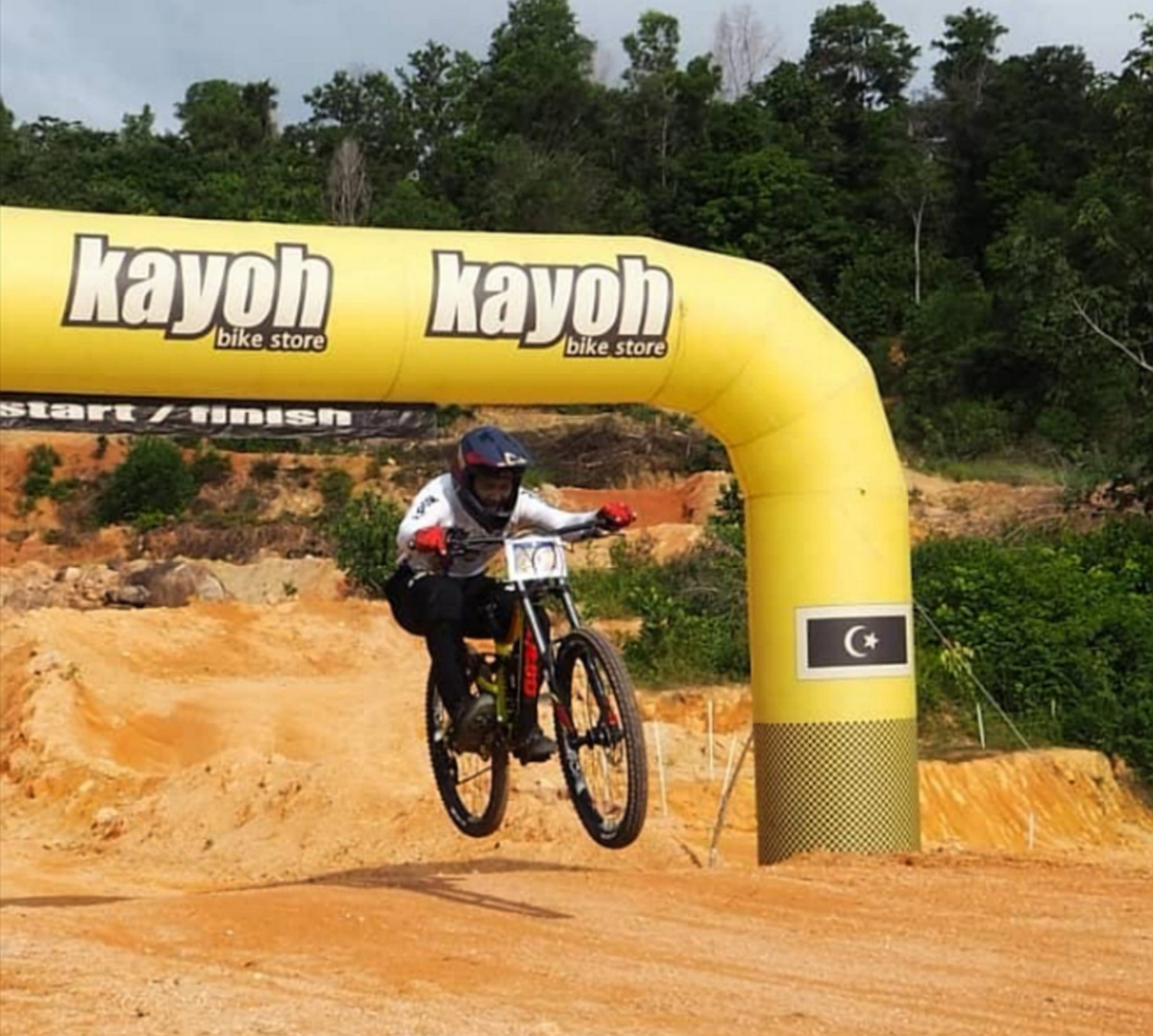 Mohamad Faris mempamer aksi bertenaga untuk meraih pingat emas pada acara 'downhill' Cabaran Hanelang di Terengganu. FOTO Ihsan SCA