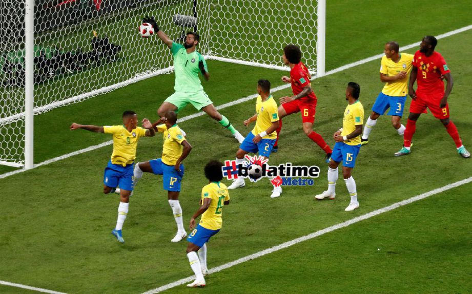 JARINGAN sendiri oleh pemain tengah Brazil, Fernandinho menyebabkannya menjadi mangsa kecaman berbaur perkauman di media sosial. Foto/REUTERS