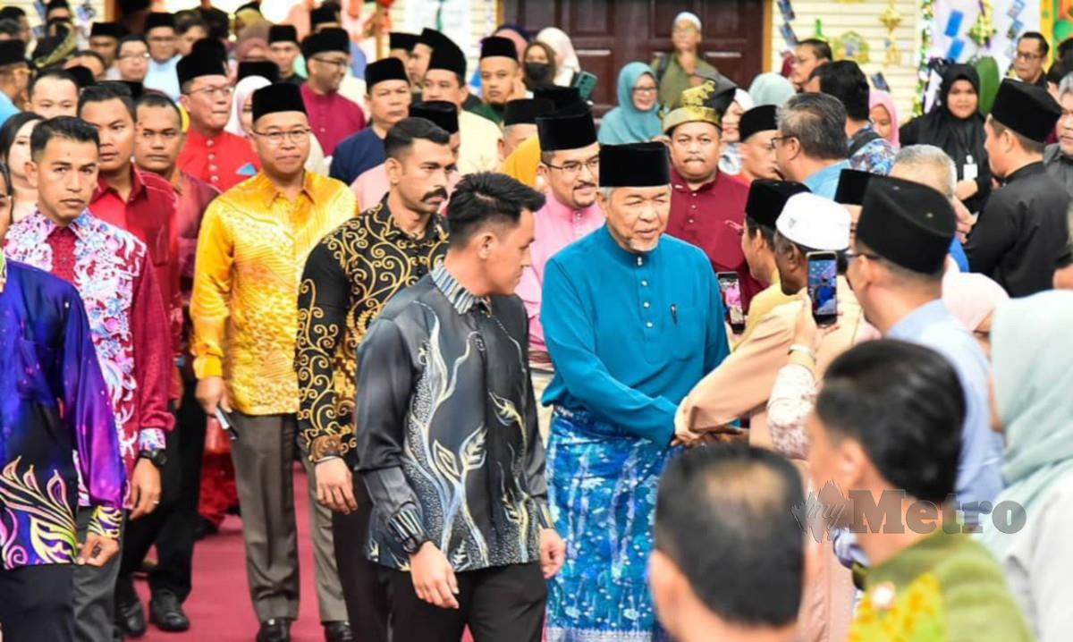 AHMAD Zahid beramah mesra dengan warga MRSM Kota Kinabalu di Dewan Mengaris MRSM Kota Kinabalu. FOTO ihsan Jabatan Penerangan Sabah
