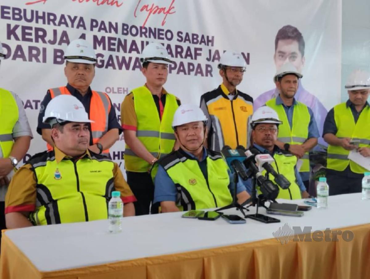ALEXANDER (tengah) pada sidang media selepas lawatan tapak LPB Sabah bagi Pakej Kerja 4 Menaik Taraf Jalan Bongawan - Papar. FOTO Rafiqah Dahali