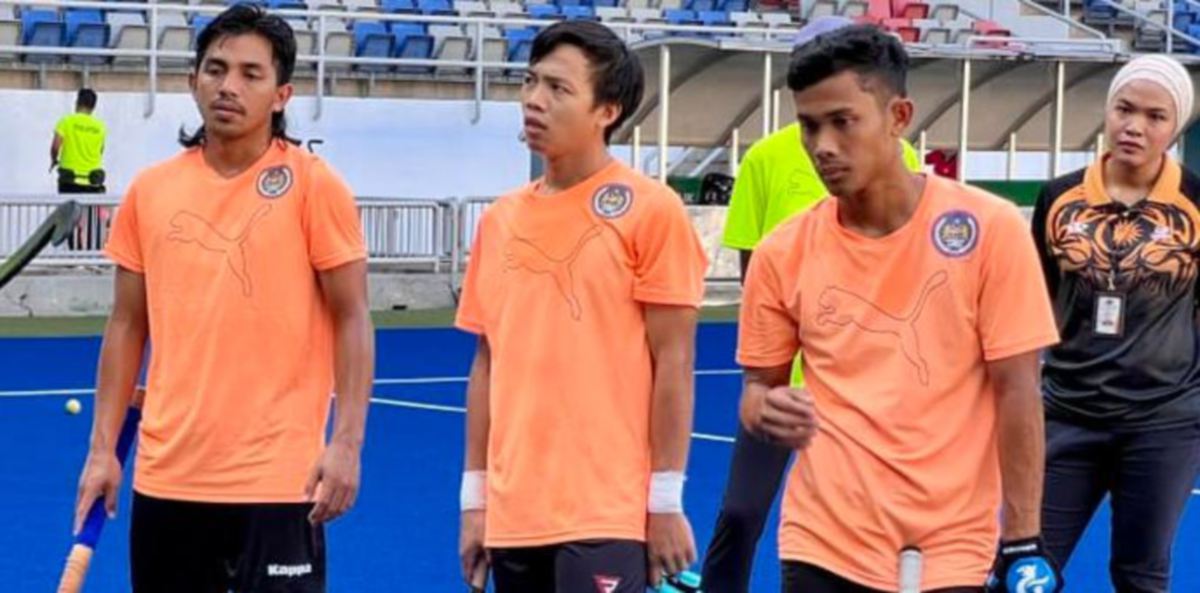 FITRI (kiri) teruja untuk berlatih semula sebab tidak mahu terlepas kejohanan bersama pasukan kebangsaan. FOTO Ihsan Konfederasi Hoki Malaysia