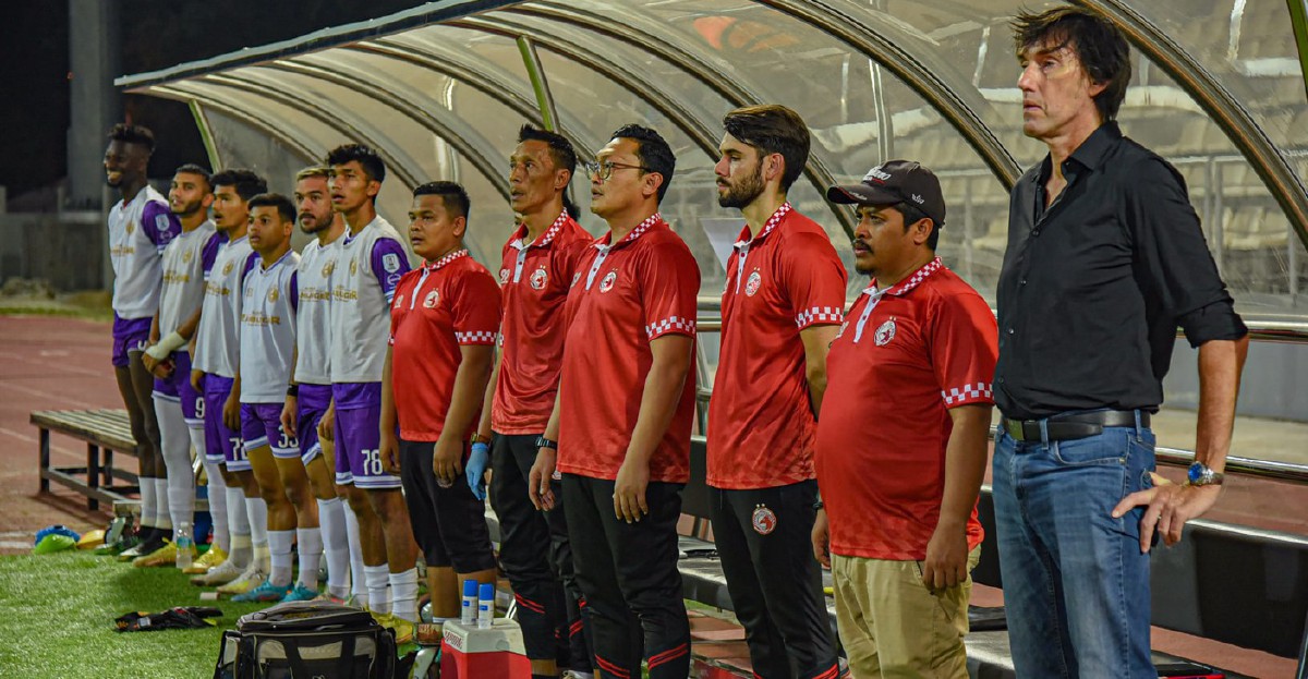 KELANTAN merehatkan jurulatih Moon-sik awal bulan ini, sebelum melantik Bernhardt (kanan) mengisi kerusi panas itu. FOTO Ihsan TRW Kelantan FC