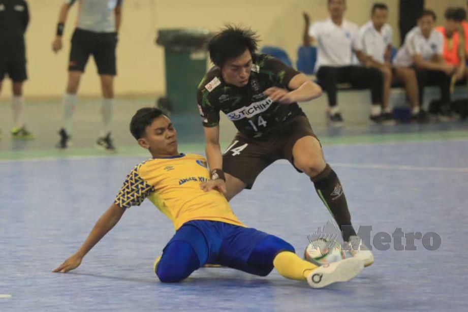 PEMAIN Pahang Rangers Zainal Abidin Hamzah (kiri) mengawal pemain Tachikawa Fuchu Athletic, Yusei Arai pada Piala Futsal Antrabangsa Sultan Ahmad Shah 2020 di Stadium SUKPA. FOTO MOHD RAFI MAMAT