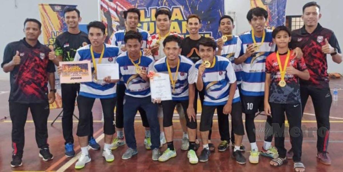PAYA Rumput A ceria selepas muncul juara Kejohanan Futsal LSK 2023 Peringkat Daerah Melaka Tengah. FOTO NAZRI ABU BAKAR