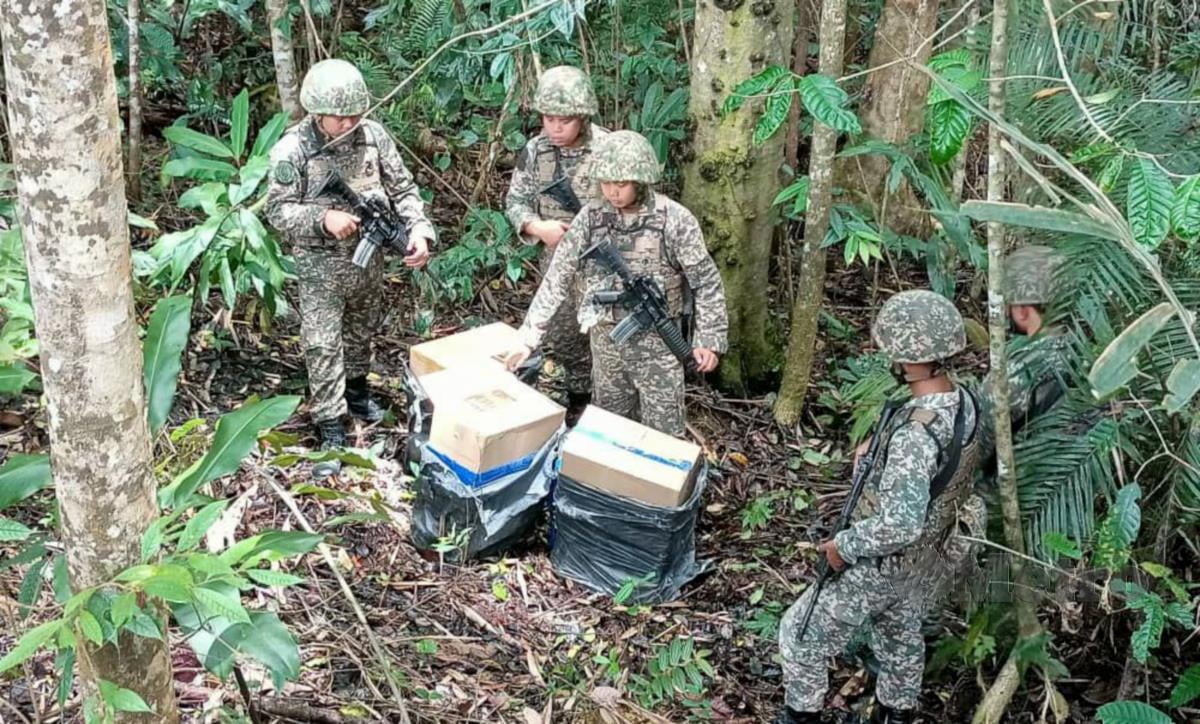 Anggota tentera menemui kotak mengandungi 150 karton rokok yang disorok di dalam hutan berdekatan sempadan di Ba'kelalan, semalam. IHSAN PMTTD