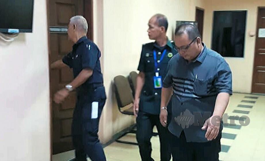 TAWAU 13 NOVEMBER 2019. Seorang pengurus ladang Jaifol Liun, 52, (kanan) mengaku tidak bersalah di Mahkamah Sesyen Tawau, atas pertuduhan gagal menyerahkan hasil haiwan dilindungi kepada Pegawai Diberikuasa atau Jabatan Hidupan Liar (JHL) Sabah, berhubung kes seekor gajah Pygmy Borneo yang ditemui mati akibat ditembak, di Kalabakan, September lalu. FOTO Abdul Rahemang Taiming