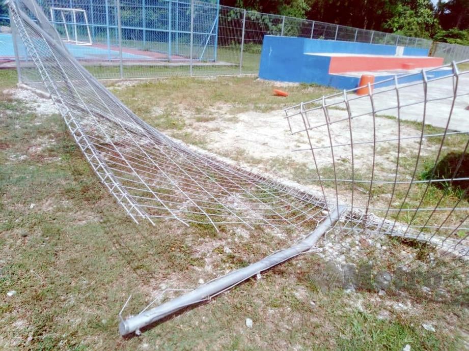 KESAN kerosakan pagar akibat dilanggar seekor gajah malam tadi di padang Boling Padang yang terletak bersebelahan dengan Stadium Bandar Penawar, Kota Tinggi. FOTO Ihsan Perhilitan Johor