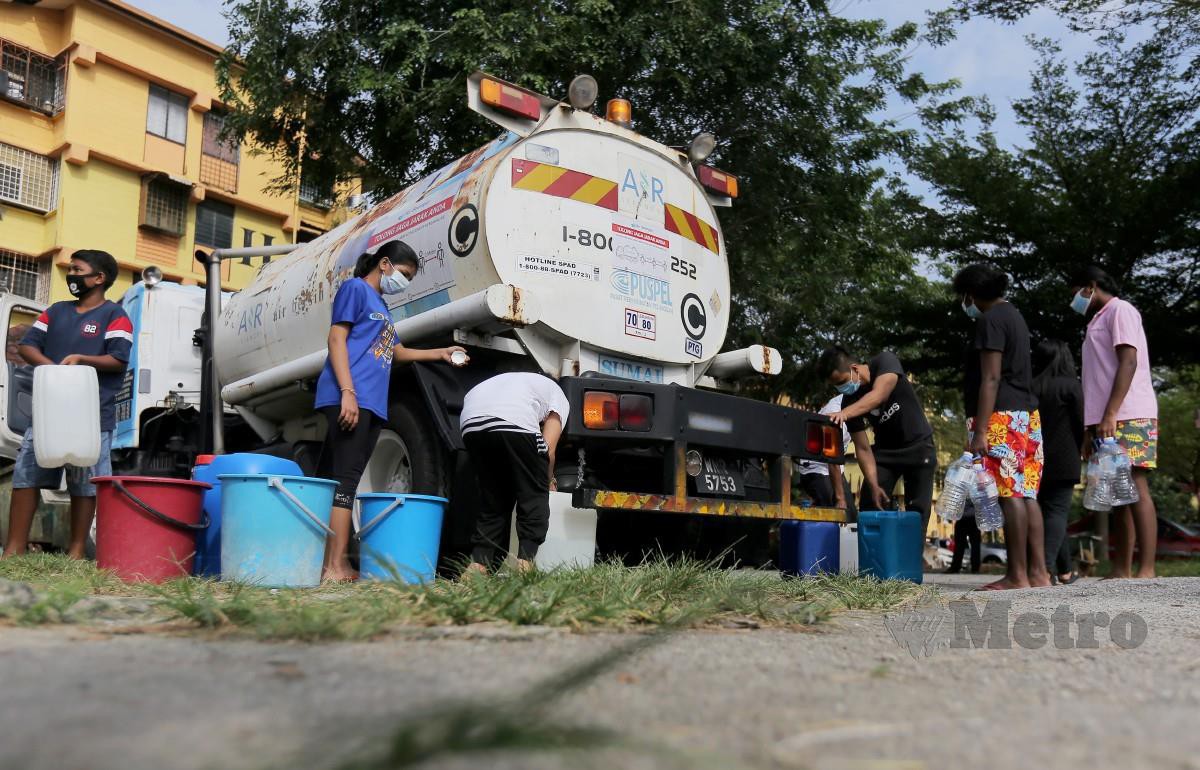 PENDUDUK di flat Sunway Jalan PJS 7/15 mengambil air dari lori tangki Air Selangor. FOTO Osman Adnan.