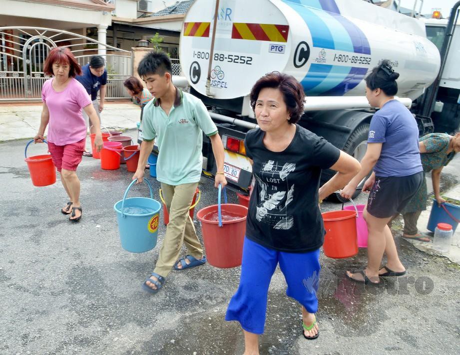 Penduduk di Lorong Mahkota, Bandar Baru Klang mengambil bekalan air bersih yang dihantar oleh Syarikat Air Selangor berikutan tiga paip utama berhampiran projek pembinaan Lebuhraya West Coast Expressway Banting-Taiping pecah, baru-baru ini. FOTO Faiz Anuar