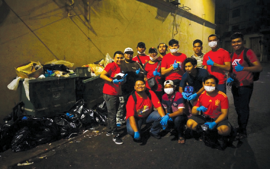 SUKARELAWAN Chow Kit Youth berkumpul bersama sampah yang dikutip.