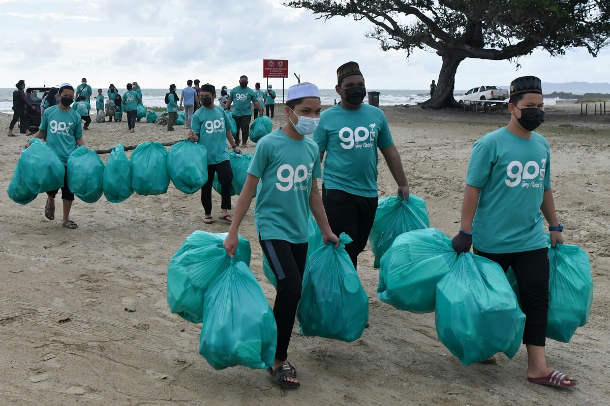 SUKARELAWAN Geng Plastik Ija (GPI) memungut pelbagai jenis sampah-sarap di Pantai Pandak. FOTO Bernama 