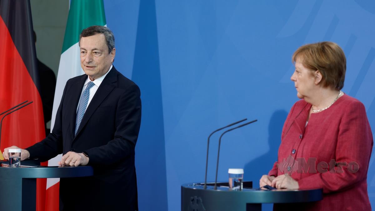 PERDANA Menteri Itali, Mario Draghi (kiri) bersama Angela Merkel pada sidang media bersama di Berlin, hari ini. FOTO EPA