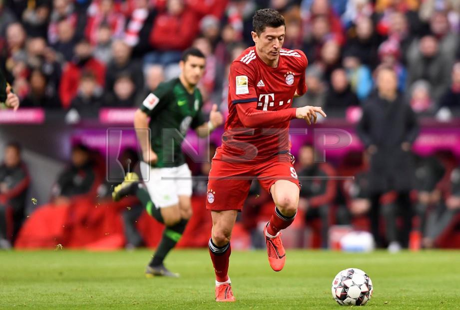 Pemain Bayern, Robert Lewandowski menjaringkan dua gol menentang Wolfsburg di Munich. FOTO EPA.