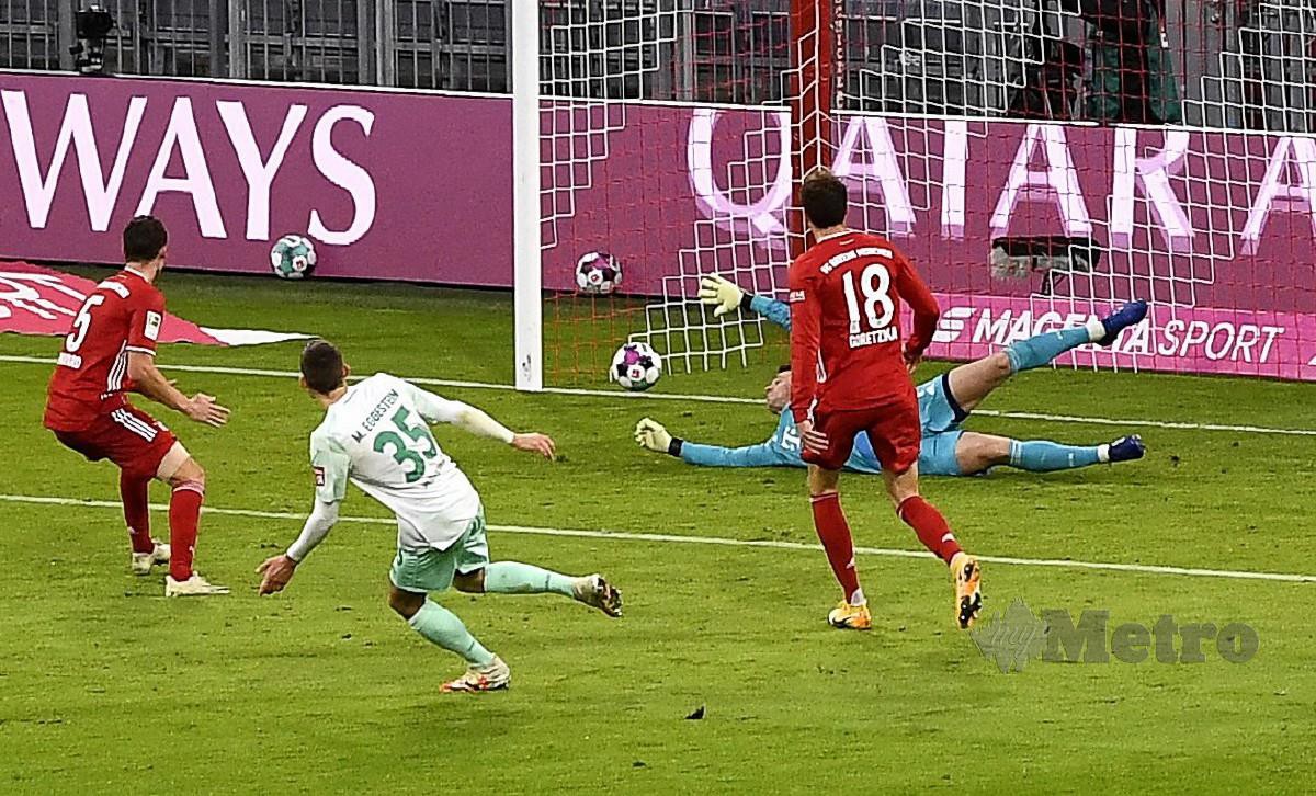 Pemain Bremen, Maximilian Eggestein (dua kiri) menjaringkan gol menentang Bayern Munich. FOTO Agensi