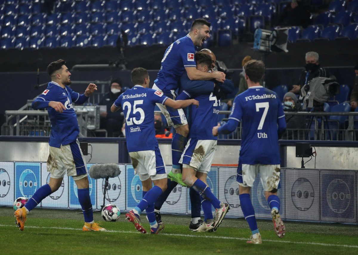 HOPPE (tengah) meledak hatrik bantu kemenangan Schalke. FOTO EPA