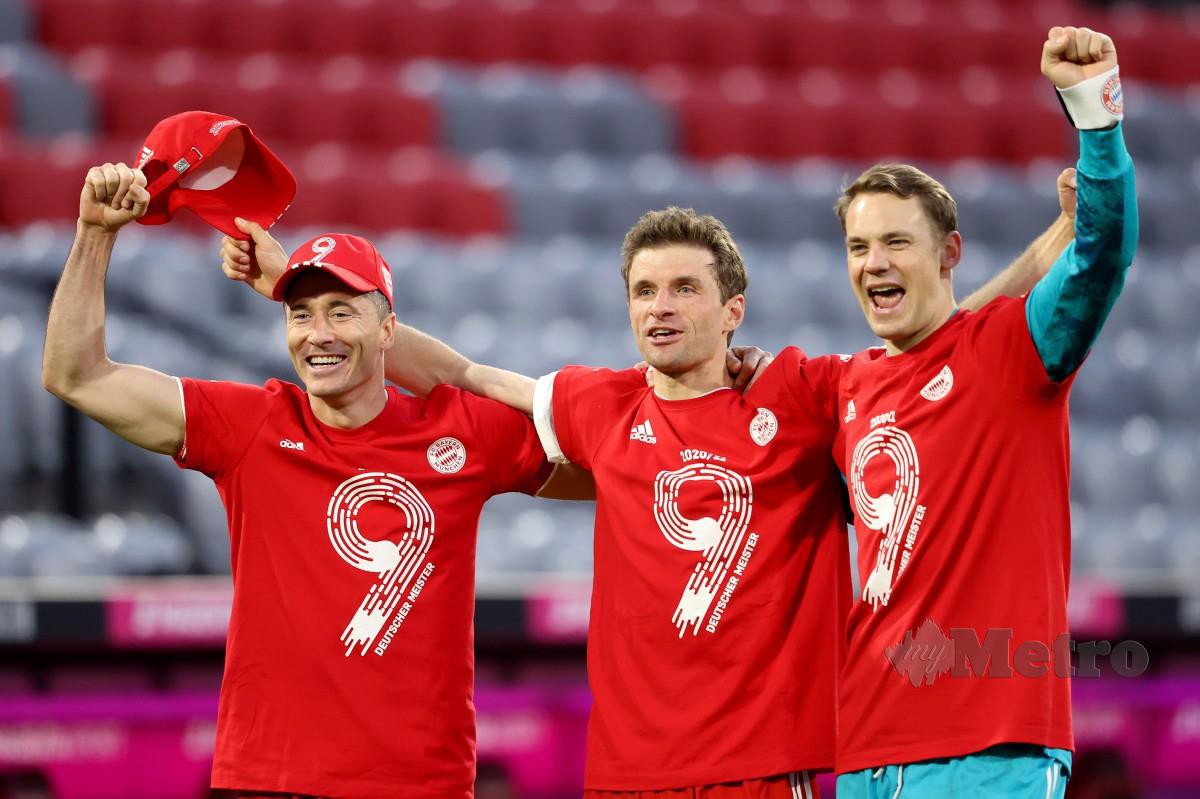 ROBERT Lewandowski (kiri), Thomas Mueller (tengah) dan Manuel Neuer meraikan kejayaan memenangi kejuaraan Bundesliga. FOTO EPA