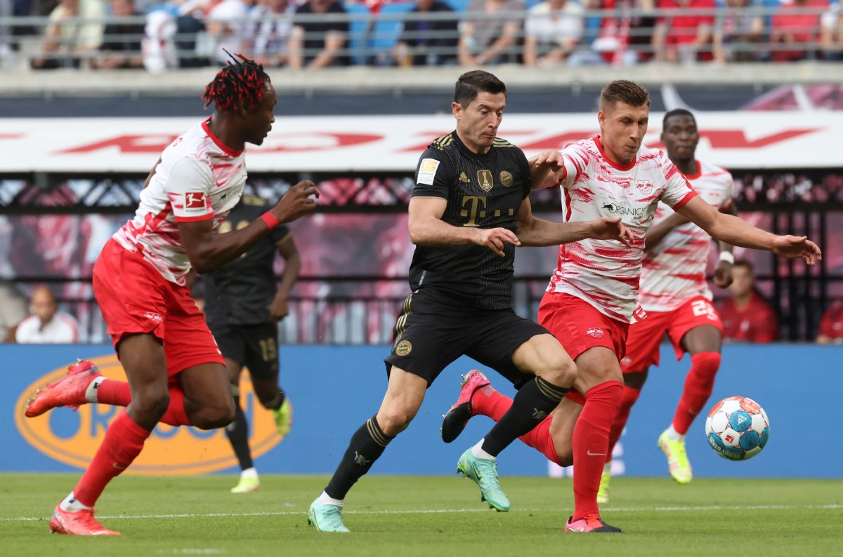 Penyerang Bayern, Robert Lewandowski (tengah) dihalang pemain Leipzig dalam aksi Bundesliga. FOTO EPA