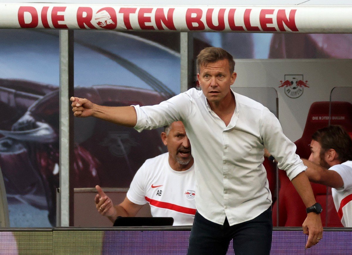 Ketua jurulatih RB Leipzig, Jesse Marsch memberi arahan kepada pemain. FOTO EPA