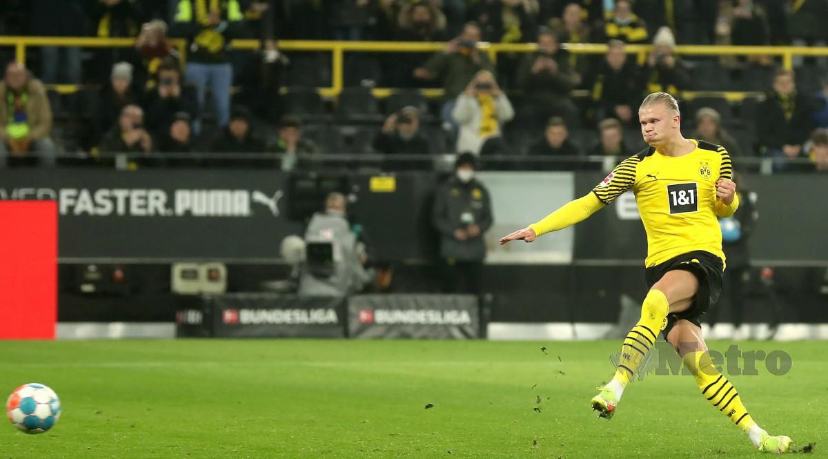 HAALAND menyempurnakan sepakan penalti untuk gol pertama Dortmund. FOTO EPA
