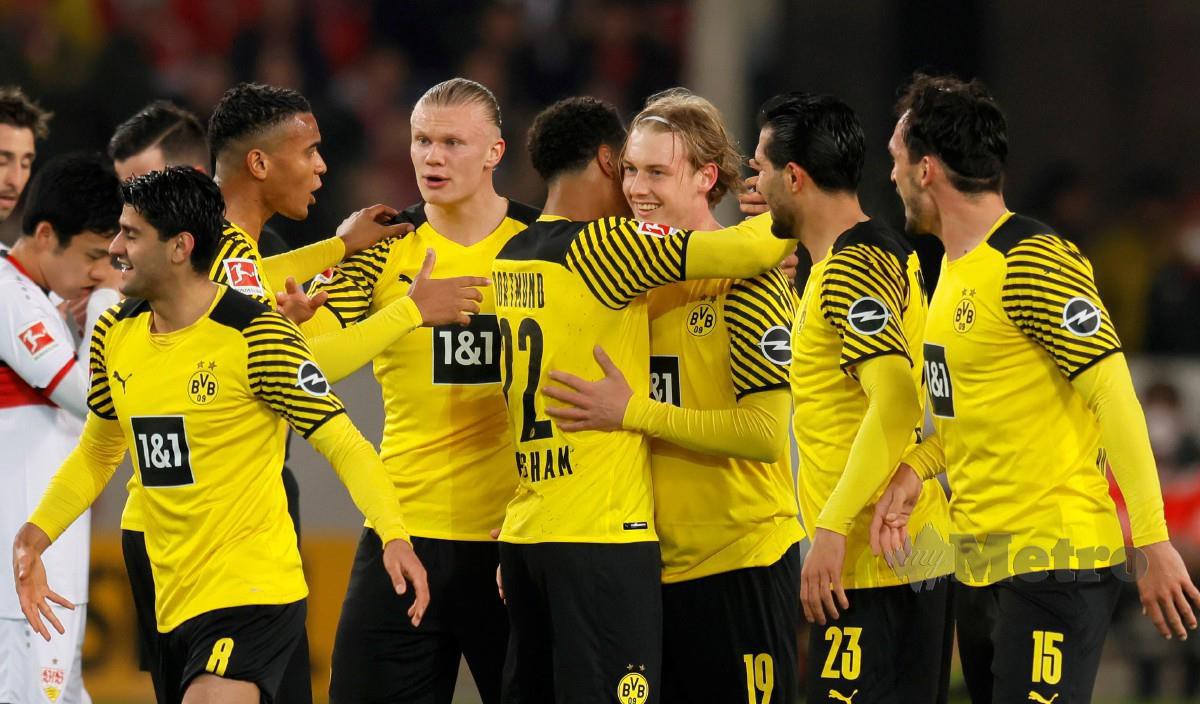 PEMAIN Dortmund gembira selepas berjaya menumpaskan Stuttgart. FOTO EPA