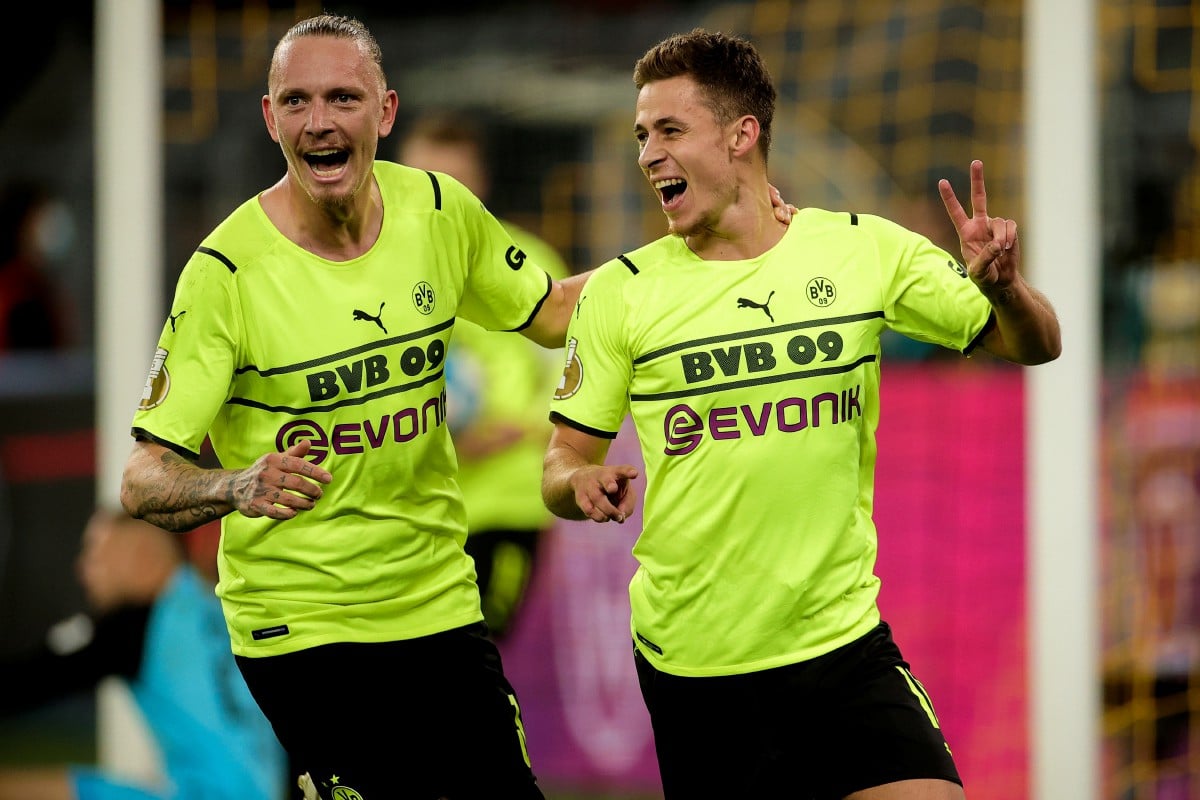 Pemain Dortmund, Thorgan Hazard (kanan) meraikan jaringan berdepan Ingolstadt dalam saingan Piala Jerman. FOTO EPA
