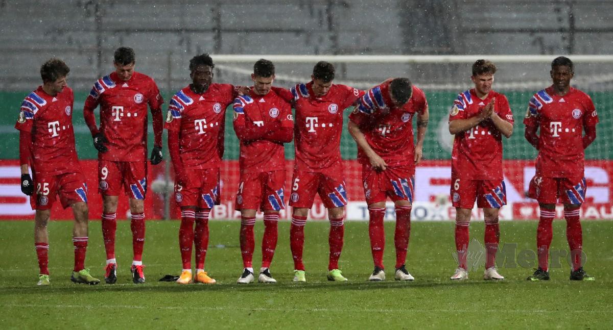 REAKSI kecewa barisan pemain Bayern selepas tewas kepada pasukan Divisyen Dua, Holstein Kiel. FOTO EPA