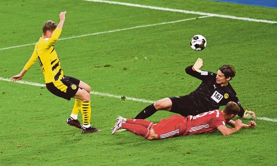 AKSI  Kimmich (jersi merah) meledak gol kemenangan Bayern. FOTO AFP