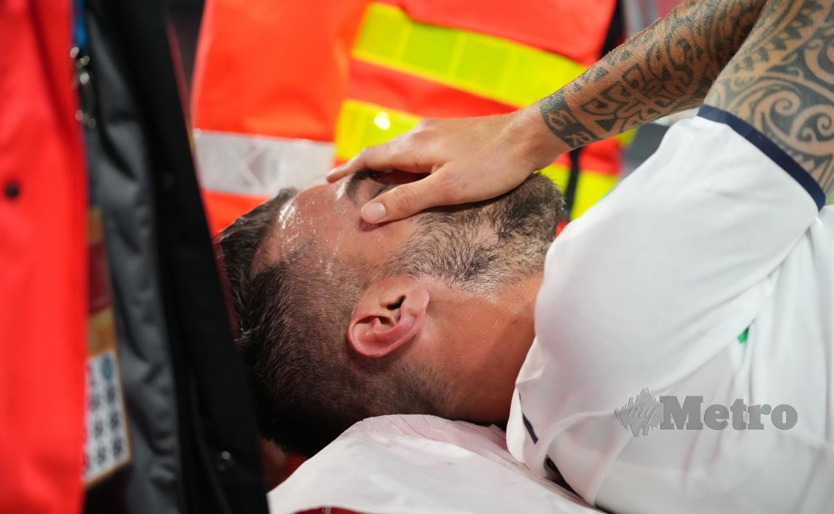 BEK kiri Itali, Leonardo Spinazzola menahan kesakitan ketika diusung keluar padang pada perlawanan suku akhir Euro 2020 menentang Belgium. FOTO EPA