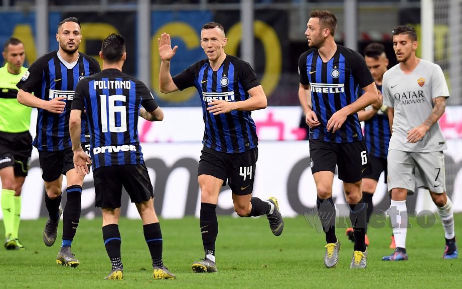 PEMAIN Inter (jersi biru) meraikan kejayaan selepas menjaringkan gol. FOTO/AFP
