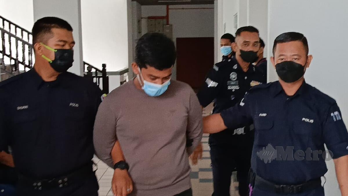 TERTUDUH, Muhammad Syaffiq didenda RM3,500 selepas mengaku bersalah memiliki pistol tiruan dan vest polis, awal bulan ini. Foto Meor Riduwan Meor Ahmad