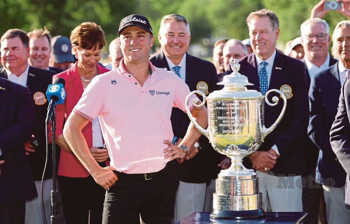 PEMAIN golf AS, Justin Thomas bergambar bersama Trofi Wanamaker selepas menang Kejuaraan PGA menerusi play-off tiga lubang. FOTO AFP