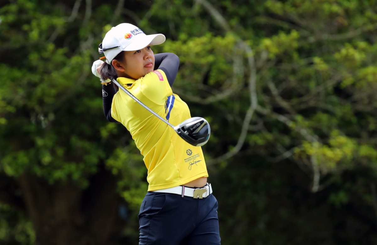 Pemain golf Taiwan, Hsu Wei-Ling melakukan pukulan di kejohanan LPGA Pure Silk. FOTO AFP